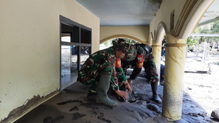 Personel Koramil Tekung Lakukan Pengecekan dan Pembersihan Rumah Warga Terdampak Lahar Dingin Semeru.