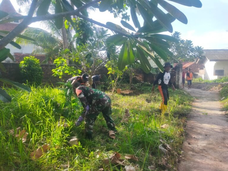 Babinsa Koramil 0825/02 Giri Dorong Kepedulian Lingkungan Lewat Karya Bakti di Kelurahan Mojopanggung