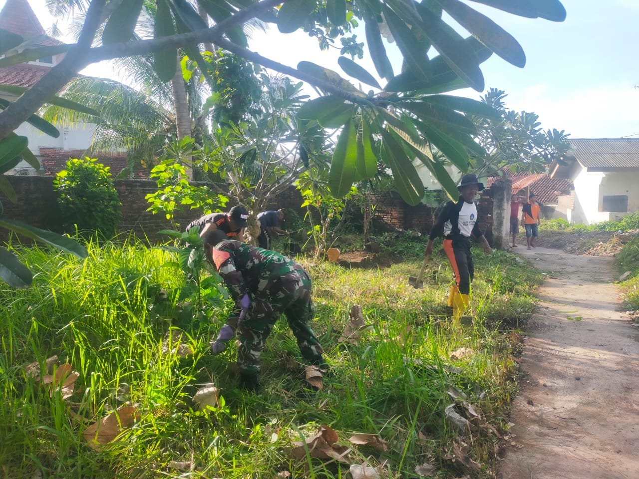 Babinsa Koramil 0825/02 Giri Dorong Kepedulian Lingkungan Lewat Karya Bakti di Kelurahan Mojopanggung