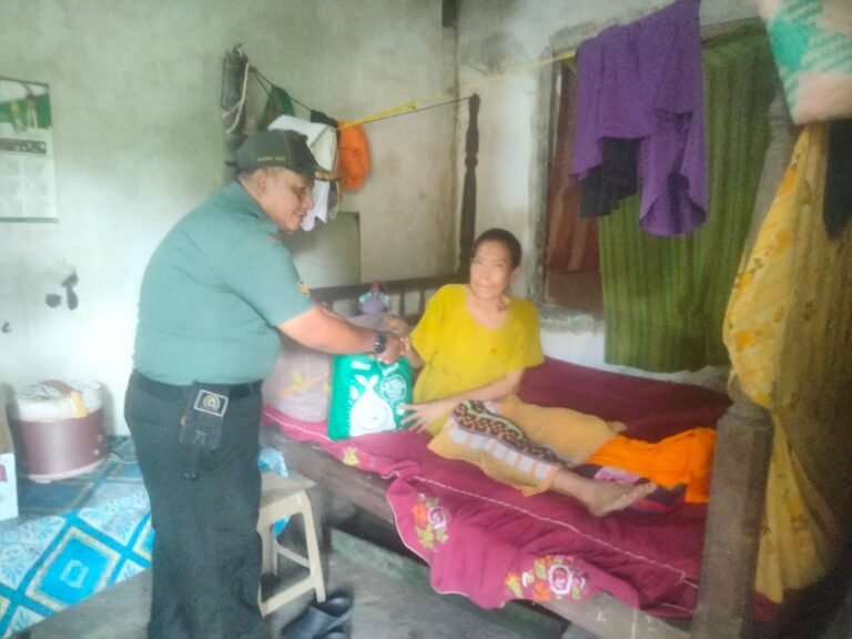Babinsa Kelurahan Boyolangu Dampingi Penyaluran Bantuan Beras, Minyak Goreng, dan Mi Instan kepada Warga