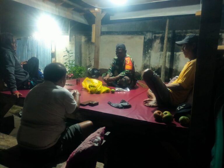 Babinsa Koramil 0825/02 Giri Intensifkan Komsos, Wujudkan Lingkungan Aman dan Kondusif di Kelurahan Giri