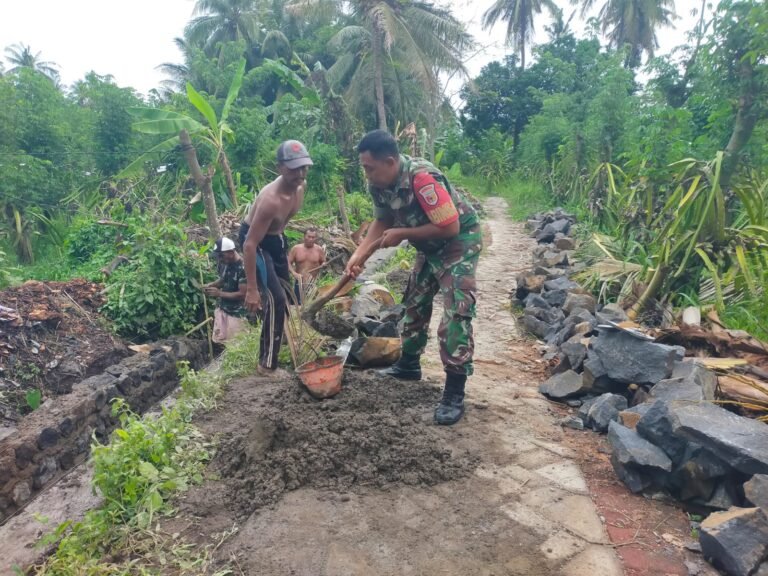 Babinsa Koramil 0825/02 Giri Bersinergi dengan Warga Bangun Plesengan Irigasi, Antisipasi Banjir Musim Hujan