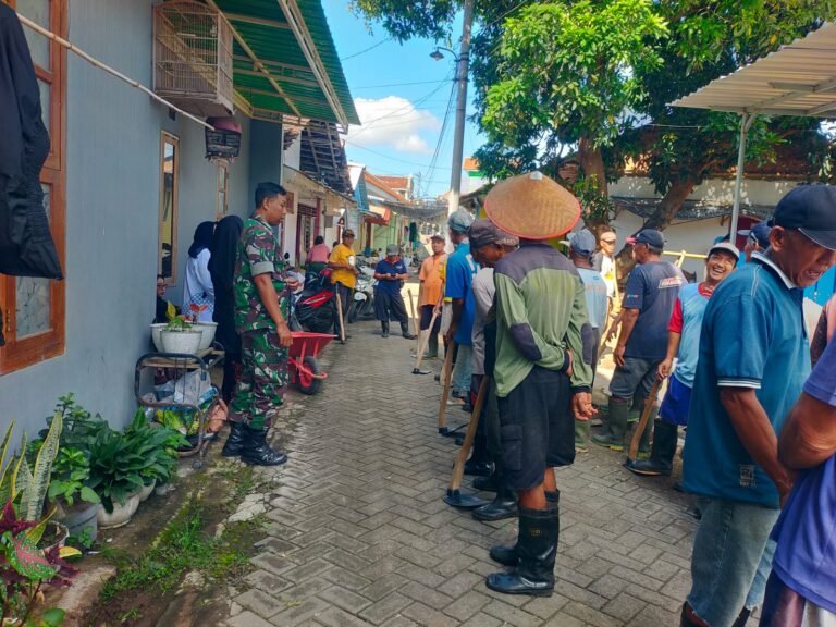 Babinsa Koramil 0825/02 Giri Bersama Warga Penataban Intensifkan Kerja Bakti Antisipasi Banjir Musim Hujan