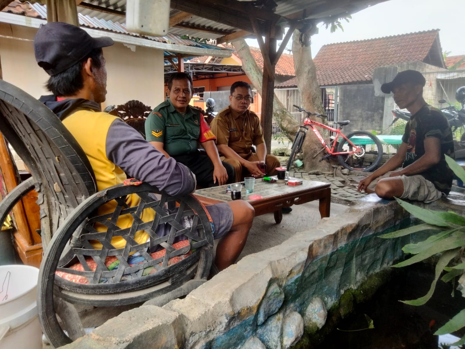 Babinsa Kelurahan Boyolangu Intensifkan Komsos, Wujudkan Kedekatan TNI dengan Masyarakat Wilayah Binaan