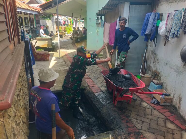 Peran Aktif Babinsa Koramil 0825/02 Giri Dorong Kepedulian Lingkungan Lewat Kerja Bakti Bersama Warga Desa Grogol