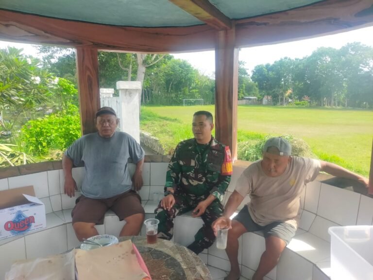 Pererat Kemanunggalan TNI dan Rakyat, Babinsa Koramil 0825/02 Giri Laksanakan Komsos di Mojopanggung