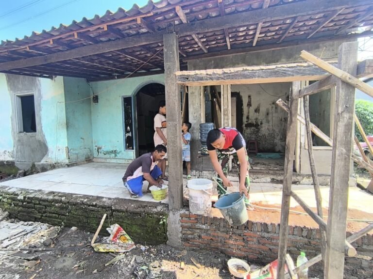 Mata Berkaca di Teras Baru: Muklis Sambut Rumah Impian dari Satgas TMMD