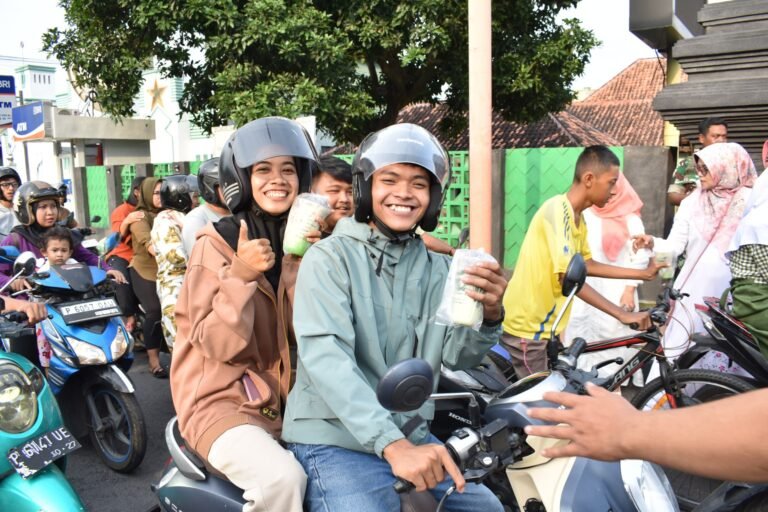 Ramadan Penuh Berkah, Persit Kodim 0825/Banyuwangi Tebar Kepedulian Lewat Aksi Berbagi Takjil