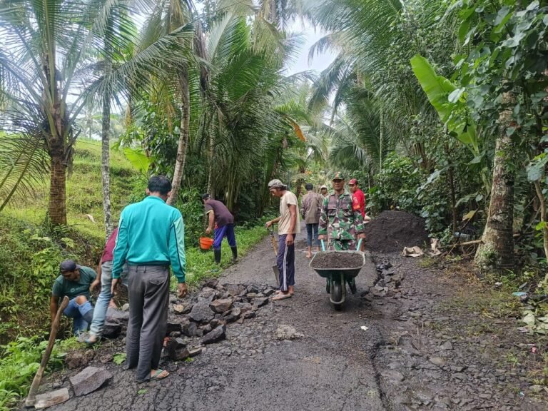 Babinsa Jambesari Pimpin Kerja Bakti Perbaikan Jalan Berlubang, Perkuat Semangat Gotong Royong Warga Dusun Langring