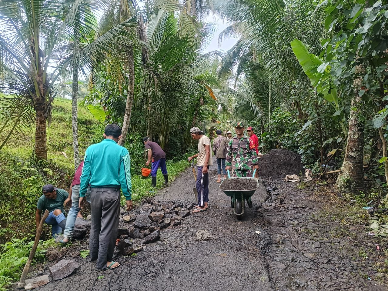 Babinsa Jambesari Pimpin Kerja Bakti Perbaikan Jalan Berlubang, Perkuat Semangat Gotong Royong Warga Dusun Langring