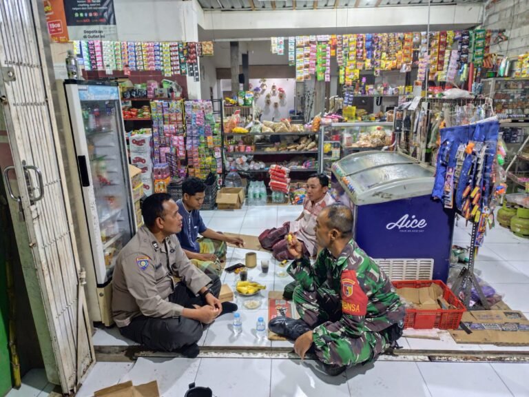 Babinsa Jambesari Bersama Aparat dan Warga Gelar Patroli Kamtibmas Jelang Idul Fitri