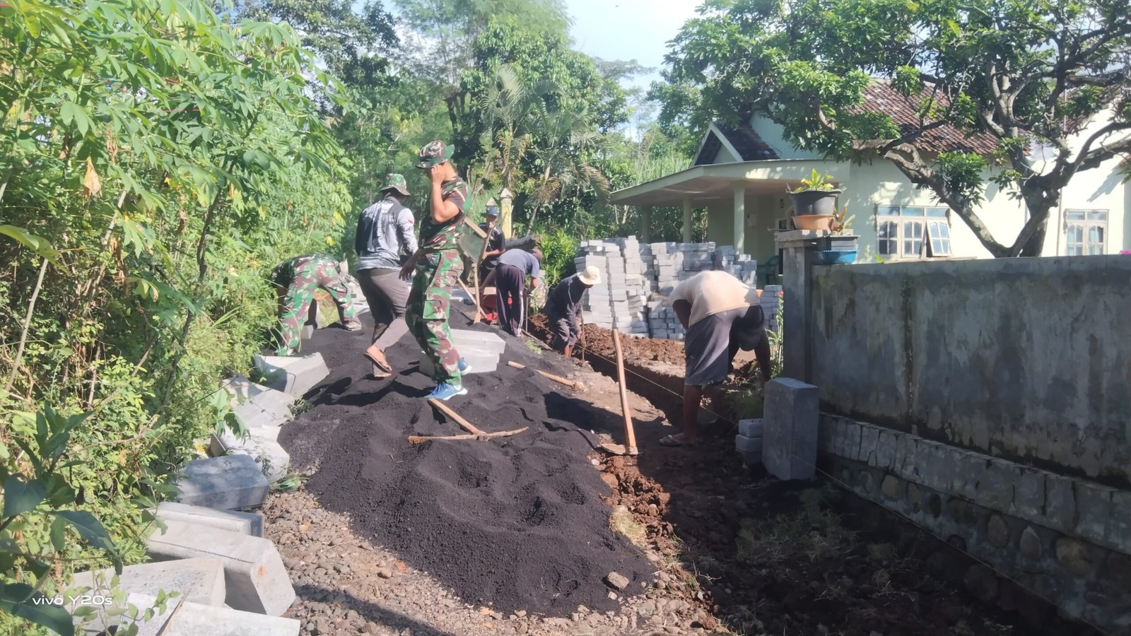 Personel TMMD ke 128 Tahun 2026 Kodim 0820/Probolinggo, Cuaca Cerah Dukung Pemasangan Paving di Dusun Klading Desa Brabe Kecamatan Maron Probolinggo