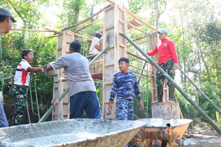 Pemasangan Tandon Air dan Pipanisasi Jadi Sasaran Utama TMMD ke-128 Kodim 0820/Probolinggo