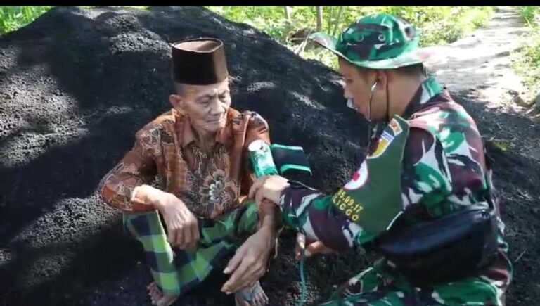 Koptu Sanep Berperan Aktif dalam Bakti Sosial Kesehatan TMMD ke-128 di Desa Brabe. Probolinggo – Kegiatan TNI Manunggal Membangun Desa (TMMD) ke-128 Tahun 2026 yang diselenggarakan oleh Kodim 0820/Probolinggo tidak hanya fokus pada pembangunan infrastruktur, tetapi juga menyentuh aspek kesehatan masyarakat. Salah satunya melalui kegiatan bakti sosial pemeriksaan kesehatan gratis bagi warga