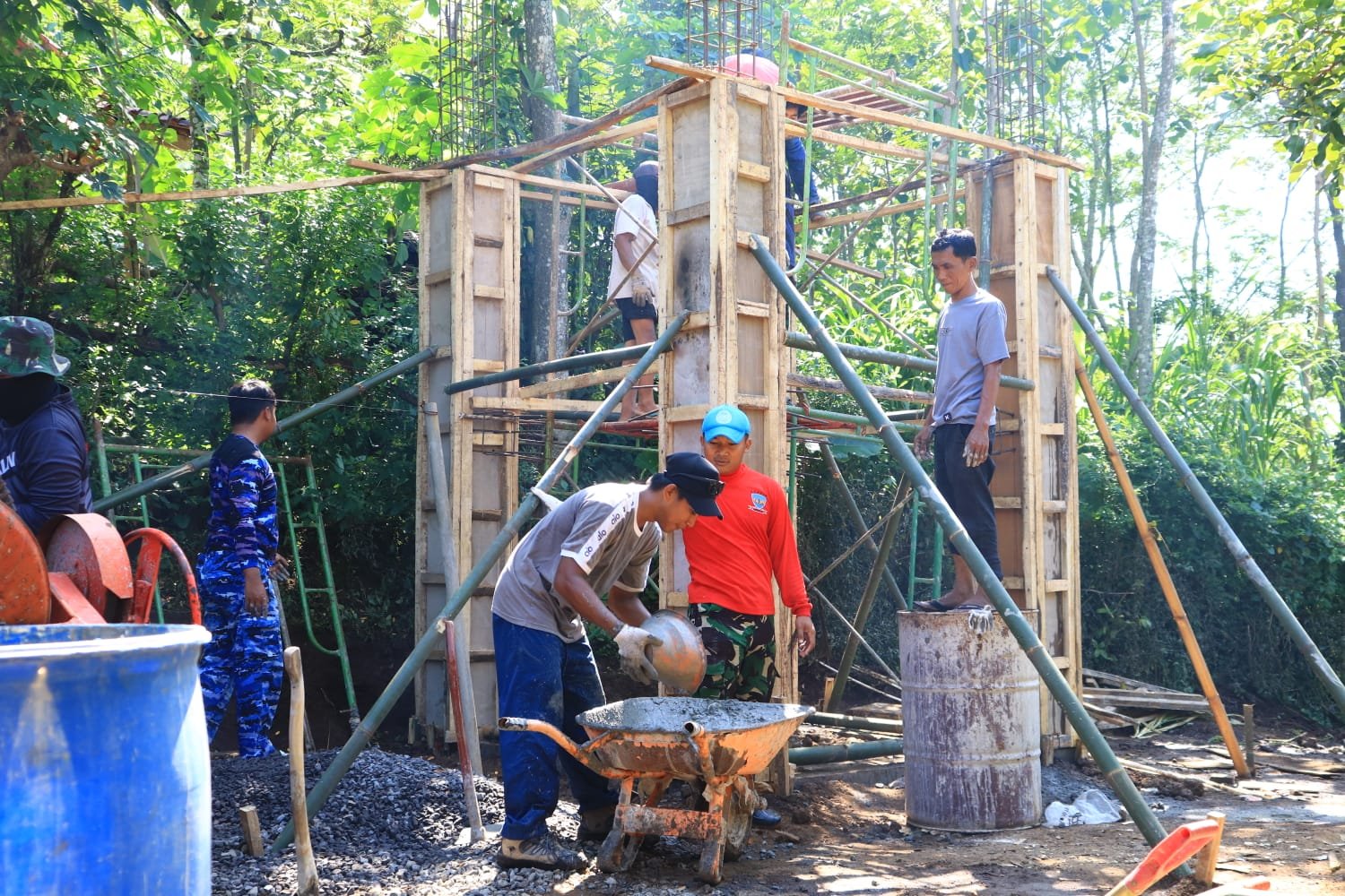 Pembangunan Tandon SPAM dan Pipanisasi di Dusun Klagin Terus Dikebut Satgas TMMD ke-128.