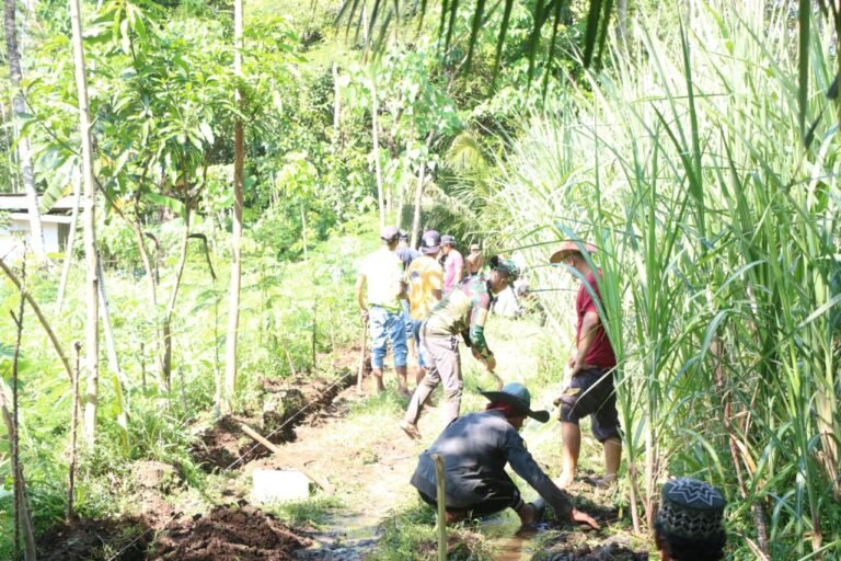 Medan Sulit Tak Surutkan Semangat Satgas TMMD ke-128 Bangun Tanggul Penahan Tanah di Desa Brabe