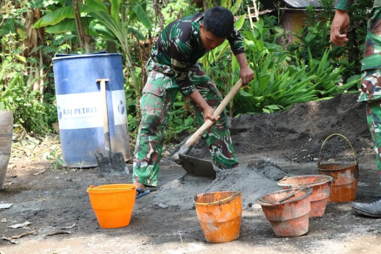 Satgas TMMD ke-128 Kodim 0820 Probolinggo Bangun 15 Tangki Septik Individual di Desa Brabe