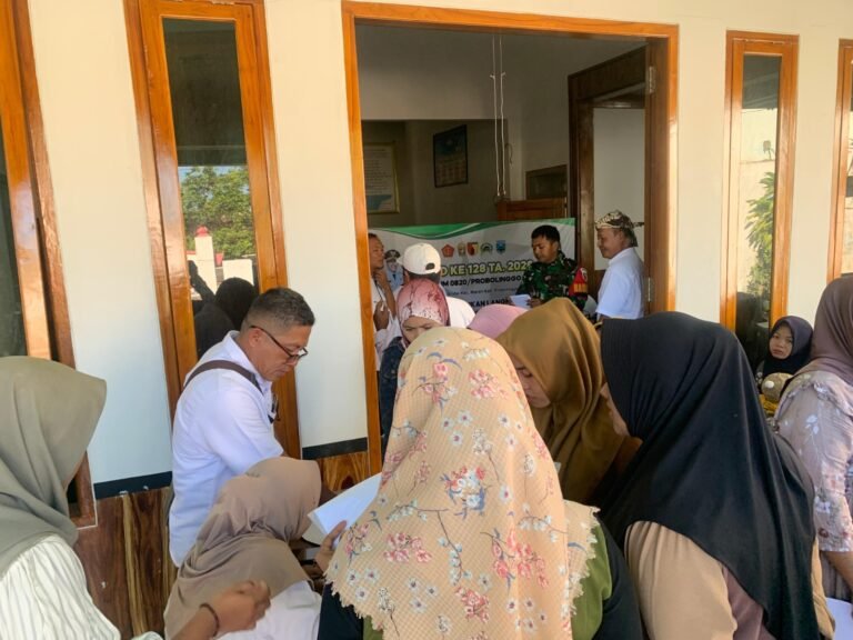 Warga Brabe Urus KTP hingga Akta Lahir di Balai Desa, TMMD Ke-128 Hadirkan Layanan Dispenduk Capil