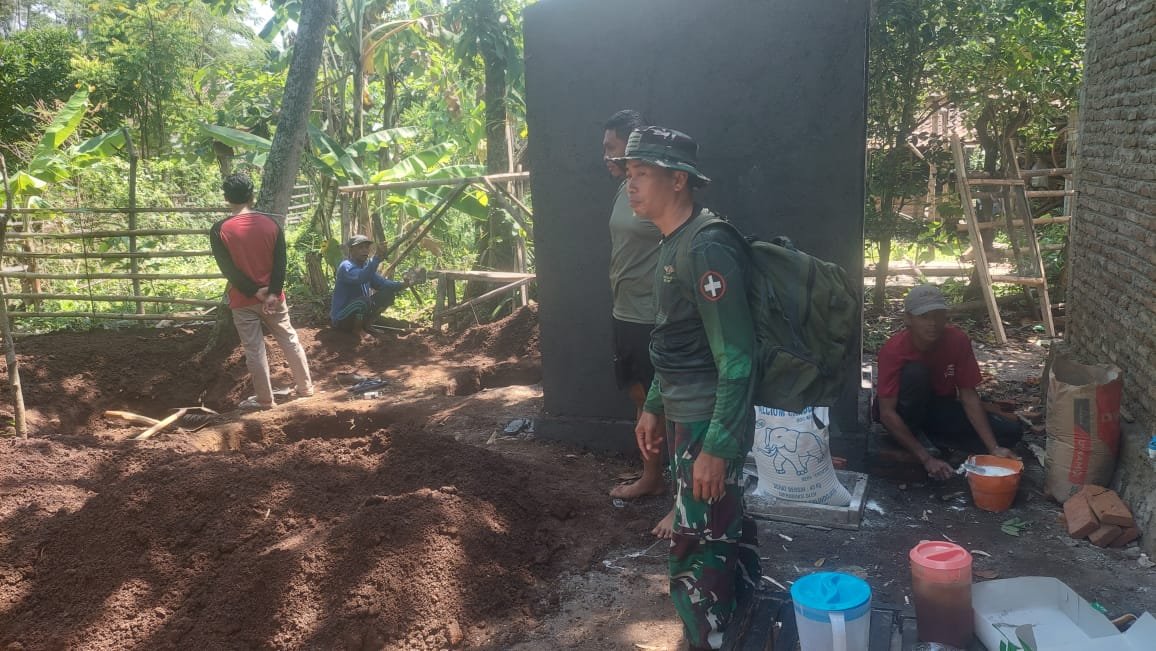 Personel TNI Polkes 05-09-17 Probolinggo Dampingi Layanan Kesehatan di Lokasi TMMD ke-128.