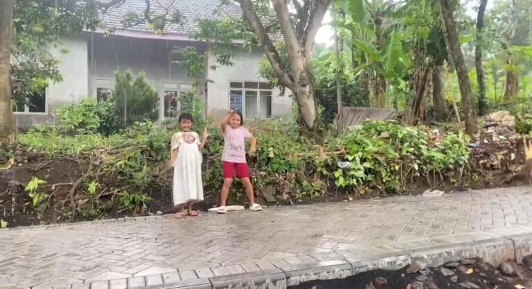 Keceriaan Anak Dusun Klagin Bersepeda di Atas Paving Baru TMMD Ke-128 yang Rampung 100 Persen