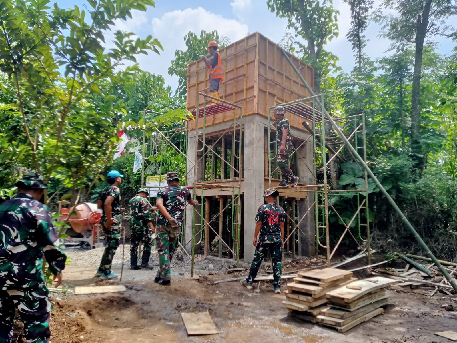 Danrem 083/Baladika Jaya Tinjau Pembangunan Pipanisasi SPAM TMMD ke-128 di Desa Brabe