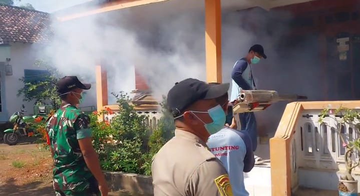 Cegah Demam Berdarah, Satgas TMMD Ke-128 Lakukan Fogging di Lingkungan Warga Dusun Rowo